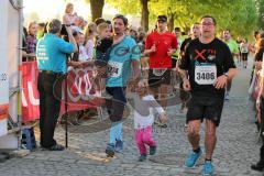 Halbmarathon Ingolstadt 2014 - Zieleinlauf, Sonnenuntergang, Emotionen Familie Kinder