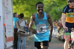 Halbmarathon Ingolstadt 2014 - Zieleinlauf Sieger Mitiku Soboka Tulu (8) aus Rosenheim