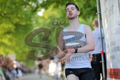 Halbmarathon Ingolstadt 2014 - Erschöpfung im Ziel, Emotionen