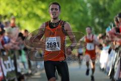 Halbmarathon Ingolstadt 2014 - Dritter (2681) Markus Stöhr und (3) Heiko Middelhof laufen ins Ziel