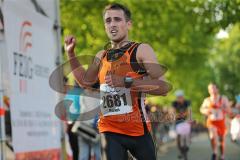 Halbmarathon Ingolstadt 2014 - Dritter (2681) Markus Stöhr und (3) Heiko Middelhof laufen ins Ziel