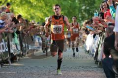 Halbmarathon Ingolstadt 2014 - Dritter (2681) Markus Stöhr und (3) Heiko Middelhof laufen ins Ziel