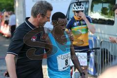 Halbmarathon Ingolstadt 2014 - Zieleinlauf Sieger Mitiku Soboka Tulu (8) aus Rosenheim mit Roland Muck