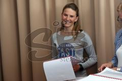 Halbmarathon Ingolstadt 2015 - Pressekonferenz - frühe deutsche Meisterin Halbmarathon 2010 - Ingalena Heuck (München) erklärt Praktiken beim Lauf