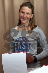 Halbmarathon Ingolstadt 2015 - Pressekonferenz - frühe deutsche Meisterin Halbmarathon 2010 - Ingalena Heuck (München) erklärt Praktiken beim Lauf
