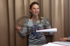 Halbmarathon Ingolstadt 2015 - Pressekonferenz - frühe deutsche Meisterin Halbmarathon 2010 - Ingalena Heuck (München) erklärt Praktiken beim Lauf