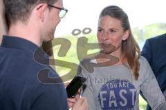 Halbmarathon Ingolstadt 2015 - Pressekonferenz - frühe deutsche Meisterin Halbmarathon 2010 - Ingalena Heuck (München) im Interview mit dem Donaukurier Julian Schultz