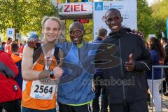 ODLO-Halbmarathon Ingolstadt 2017 - 1. Sieger mitte Hillary Kiptum maiyo Kimaiyo #1 - 2. Sieger - rechts Joel Maina Mwangi - 3. Sieger links Hagen Brosius #2564 vom MTV 1881 Ingolstadt - Foto: Marek Kowalski