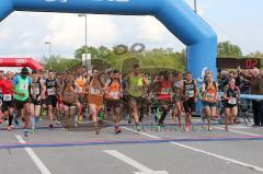 ODLO-Halbmarathon Ingolstadt 2017 - Start vom Halbmarathon auf der Donaubrücke - Markus Stöhr #1308 Positiv Fitness - Kristin Möller #13 SC Delphin Ingolstadt - Joel Maina Mwangi #2 - Sebastian Mahr #3 Positiv Fitness - 3. Sieger Hagen Brosius #2564 MTV 1