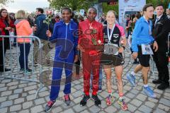 ODLO-Halbmarathon Ingolstadt 2017 - 1. Siegerin Damen Christine Moraa Oigo #12 mitte - 2. Siegerin links Stellah Jepngetich Barsosio #11 - 3. Siegerin Damen Kristin Möller rechts #13 SC Delphin Ingolstadt - Foto: Marek Kowalski