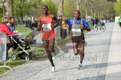 ODLO-Halbmarathon Ingolstadt 2017 - Läufer auf der Strecke - Joel Maina Mwangi #2 - Hillary Kiptum maiyo Kimaiyo #1 - Foto: Marek Kowalski