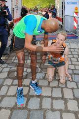 ODLO-Halbmarathon Ingolstadt 2017 - Läufer erschöpft am Boden - 3. Sieger Hagen Brosius #2564 vom MTV 1881 Ingolstadt - Foto: Marek Kowalski