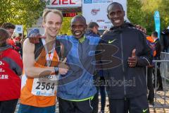 ODLO-Halbmarathon Ingolstadt 2017 - 1. Sieger mitte Hillary Kiptum maiyo Kimaiyo #1 - 2. Sieger - rechts Joel Maina Mwangi - 3. Sieger links Hagen Brosius #2564 vom MTV 1881 Ingolstadt - Foto: Marek Kowalski
