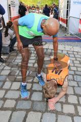 ODLO-Halbmarathon Ingolstadt 2017 - 3. Sieger Hagen Brosius #2564 vom MTV 1881 Ingolstadt am Boden - Läufer erschöpft - Foto: Marek Kowalski