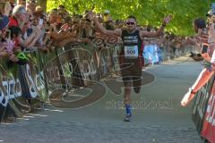 ODLO - Halbmarathon 2018 - Martin Stöhr Positiv Fitness als 1. Sieger mit einer Zeit von 1:11:39 sek - jubel - Foto: Jürgen Meyer