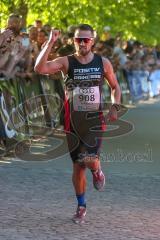 ODLO - Halbmarathon 2018 - Martin Stöhr Positiv Fitness als 1. Sieger mit einer Zeit von 1:11:39 sek - jubel - Foto: Jürgen Meyer