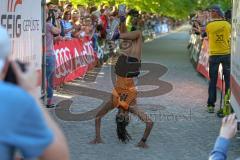 ODLO - Halbmarathon 2018 - Miguel Lenz MTV 1881 Ingolstadt #9 macht einen Salto beim Zieleinlauf - Foto: Jürgen Meyer