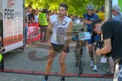 ODLO - Halbmarathon 2018 - Sebastian Mahr #5 Positiv Fitness als 3. Sieger mit einer Zeit von 1:14:04 sek - jubel - Foto: Jürgen Meyer