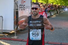 ODLO - Halbmarathon 2018 - Martin Stöhr Positiv Fitness als 1. Sieger mit einer Zeit von 1:11:39 sek - jubel - Foto: Jürgen Meyer