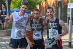 ODLO - Halbmarathon 2018 - Martin Stöhr mitte Positiv Fitness als 1. Sieger mit einer Zeit von 1:11:39 sek - rechts Mathias Ewender Positiv Fitness als 2. Sieger mit einer Zeit von 1:13:19 sek - jubel - Sebastian Mahr #5 Positiv Fitness als 3. Sieger mit 