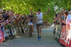 ODLO - Halbmarathon 2018 - Sebastian Mahr #5 Positiv Fitness als 3. Sieger mit einer Zeit von 1:14:04 sek - jubel - Foto: Jürgen Meyer