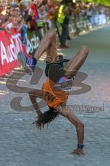 ODLO - Halbmarathon 2018 - Miguel Lenz MTV 1881 Ingolstadt #9 macht einen Salto beim Zieleinlauf - Foto: Jürgen Meyer