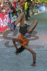 ODLO - Halbmarathon 2018 - Miguel Lenz MTV 1881 Ingolstadt #9 macht einen Salto beim Zieleinlauf - Foto: Jürgen Meyer