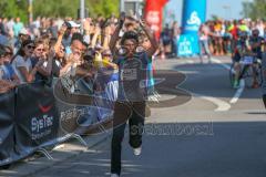 ODLO - Halbmarathon 2018 - Peter Maisenbacher animiert das Publikum - Foto: Jürgen Meyer