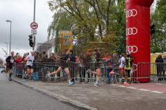 ODLO - Halbmarathon Ingolstadt 2019 - Die Führungsläufer auf der Donaubrücke in Richtung Klenzepark - Endisu Getachew Nürnberg rote Hose - Sebastian MAhr weiss #3 - Mathias Ewender schwarz hinten - Foto: Jürgen Meyer