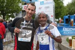 ODLO - Halbmarathon Ingolstadt 2019 - Erster Sieger Endisu Getachew Nürnberg - Zeit 1:11:31 rechts - 2. Sieger Mathias Ewender Positiv Fitness Zeit 1:11:37 links - Foto: Jürgen Meyer