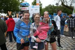 ODLO - Halbmarathon Ingolstadt 2019 - 1. Siegerin Frauen Kristin Liepold #11SC Delphin Ingolstadt Zeit: 1:20:11 mitte - 2. Siegerin rechts #12 Tina Fischl Otterskirchen - 3. Siegerin Eva Schien Regensburg links - Foto: Jürgen Meyer