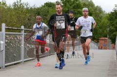 ODLO - Halbmarathon Ingolstadt 2019 - Endisu Getachew Nürnberg rote Hose #5 - Sebastian Mahr weiss #3 - Mathias Ewender schwarz #2 - Foto: Jürgen Meyer