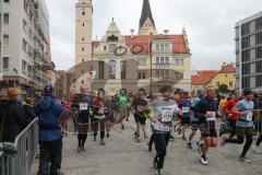 ODLO - Halbmarathon Ingolstadt 2019 - Läufer auf der Strecke - Rathausplatz - Foto: Jürgen Meyer