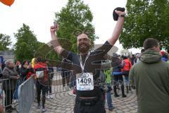 ODLO - Halbmarathon Ingolstadt 2019 - Ein Läufer im Zielbereich - Jubel - Foto: Jürgen Meyer