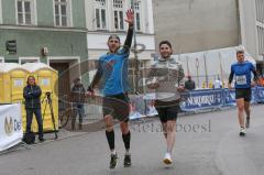 ODLO - Halbmarathon Ingolstadt 2019 - Benjamin Zieghaus links beim warm laufen - Foto: Jürgen Meyer