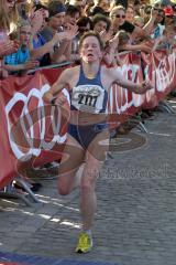 Halbmarathon 2012 Ingolstadt Foto: Jürgen Meyer
Petra Stöckmann als Siegerin der Damen im Zieleinlauf