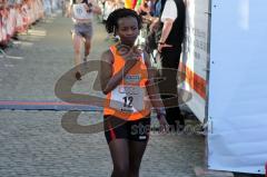 Halbmarathon 2012 Ingolstadt Foto: Jürgen Meyer
Haile Haimanot kommt als 3.Siegerin der Damen ins Ziel