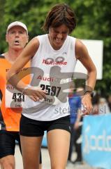 Halbmarathon Ingolstadt 2011 - Birgit Nixdorf abgekämpft im Ziel