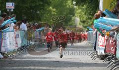 Halbmarathon Ingolstadt 2009 - KidsRun 2009 Die kleinen im Ziel nach 500 Meter im Klenzepark