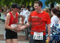 Halbmarathon Ingolstadt 2009 - Endlich im Ziel. Handshake nach der Strapaze, ahben sie sich kennengelernt?