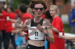 Halbmarathon Ingolstadt 2011 - Kreuztor Versorgungsstation - Mary Oleary