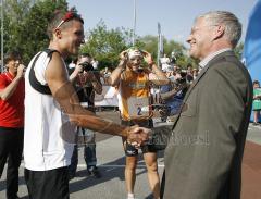 Halbmarathon Ingolstadt 2009 - Jan Frodeno wird von Bürgermeister Dr. Alfred Lehmann begrüßt