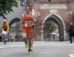 Halbmarathon Ingolstadt 2011 - Heiko Middelhof schon leicht vor Christian Dirscherl nach der ersten Runde durch das Kreuztor