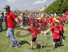 Halbmarathon Ingolstadt 2009 - KidsRun 2009 - Die Kleinen Läufer werden mit einer Schlange warmgemacht