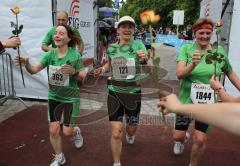 Halbmarathon Ingolstadt 2011 - Erschöpfung im Ziel und Blumen