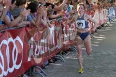 Halbmarathon 2012 Ingolstadt Foto: Jürgen Meyer
Petra Stöckmann als Siegerin der Damen im Zieleinlauf