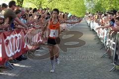 Halbmarathon 2012 Ingolstadt Foto: Jürgen Meyer
Ribeiro Miguel als 2. Sieger im Zieleinlauf