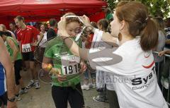 Halbmarathon Ingolstadt 2009 - Die Finisher bekommen ihre Medaille