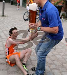 Halbmarathon Ingolstadt 2011 - Heiko Middelhof mit 1:10 im Ziel muss sich ausruhen