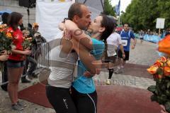 Halbmarathon Ingolstadt 2011 - Erschöpfung im Ziel, der Mann wartete auf seine Frau